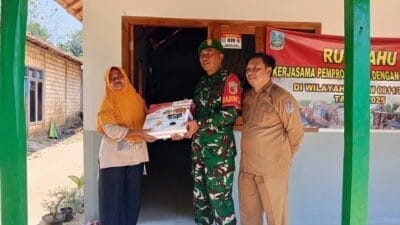 Kades Ali Mansyur Serahkan Rumah Layak Huni, Warga Terharu Mendapat Perhatian