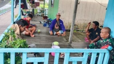 Bangun Keakraban Lewat Komsos, Babinsa Sambangi Warga Yang Ada Di Wilayah Binaan