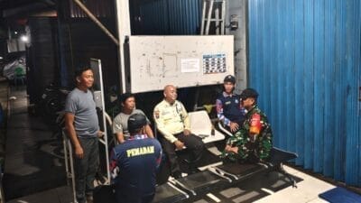 Wujudkan Lingkungan Yang Aman, Babinsa Bersama Warga Lakukan Siskamling