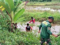 Cegah Banjir dan Luapan Air, Tiga Pilar Bersama Warga Kompak Gotong Royong Bersihkan Drainase