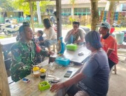Pererat Silaturahmi, Babinsa Komsos dengan Warga di Warung Kopi