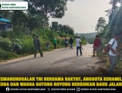 Kemanunggalan TNI Bersama Rakyat, Anggota Koramil Koba Dan Warga Gotong Royong Bersihkan Bahu Jalan