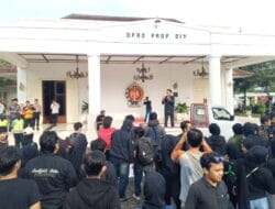 Ratusan Mahasiswa Gelar Aksi di DPRD DIY, Soroti Reformasi Polri dan Program MBG