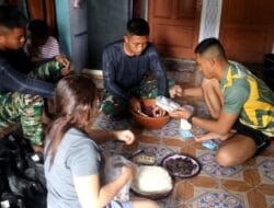 Di Balik Tugas TMMD, Ada Momen Kebersamaan Anggota Satgas dan Ibu Asuh di Dapur Sederhana