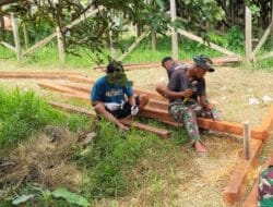 Langkah Awal Pembangunan MCK, Satgas TMMD Ke-127 Mulai Siapkan Rangka Kayu