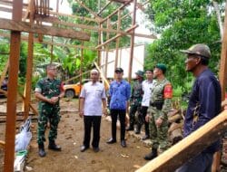 Dansatgas TMMD Wiltas Ke-127 Bersama Kabid Perkim Tinjau Progres RTLH di Linggang Amer