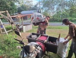 Menyatu dengan Masyarakat, Satgas TMMD Ke-127 Bantu Warga Menores Karet