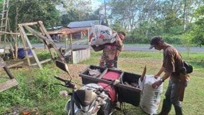 Menyatu dengan Masyarakat, Satgas TMMD Ke-127 Bantu Warga Menores Karet