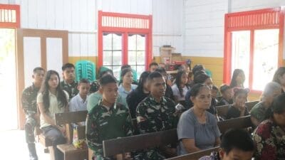 Anggota Satgas TMMD Ke-127 Laksanakan Ibadah Minggu Bersama Umat di Linggang Ame