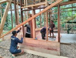 Penuh Ketelitian, Satgas TMMD Pasang Dinding RTLH