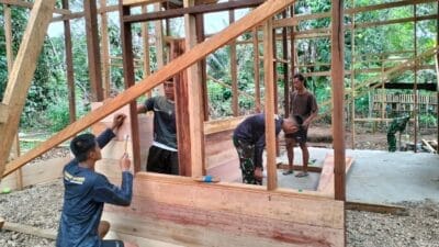 Penuh Ketelitian, Satgas TMMD Pasang Dinding RTLH