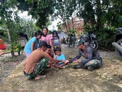 Keceriaan di Lokasi TMMD: Anggota Satgas Bermain Bersama Anak-Anak Linggang Amer