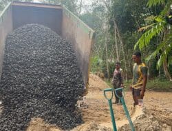 Terus Kebut Semenisasi, Satgas TMMD Tambah Koral Demi Perkuat Struktur Jalan di Kampung Ling