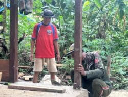 Bahu Membahu Bersama Satgas TMMD, Warga Bantu Percepatan Pembangunan RTLH di Kampung Linggang Amer