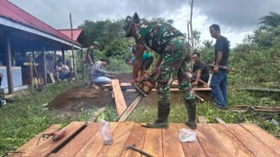 Satgas TMMD Tunjukkan Kepedulian, Bantu Prosesi Pemakaman Warga di Kampung Linggang Amer