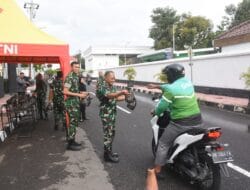 Bulan Penuh Berkah, Korem 072/Pamungkas Berbagi Takjil Kepada Masyarakat