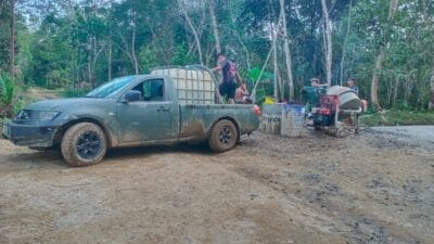Pantang Kendur di Bulan Ramadhan, Anggota Satgas TMMD Kebut Pengerjaan Semenisasi Jalan