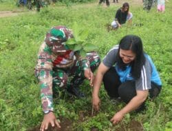 Tanamkan Cinta Lingkungan Sejak Dini, Satgas TMMD Ke-127 Bersama TK Linggang Bigung Laksanakan Penanaman Pohon