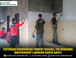 Ciptakan Kebersihan Tempat Ibadah, TNI Bersama Masyarakat Lakukan Karya Bakti