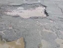 Jalan Kalasan–Cangkringan Rusak Parah, Warga: “Habis Hujan Jadi Sungai”