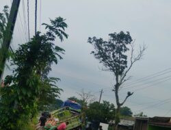 Truk Terperosok Lubang, Jalan Kalasan–Cangkringan Kembali Makan Korban Usai Hujan