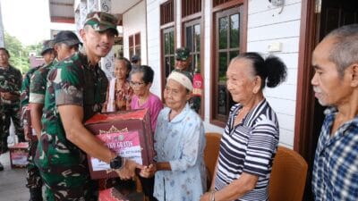 Usai Tinjau TMAB dan MCK, Tim Wasev Serahkan Paket Sembako kepada Warga Kampung Tering Lama