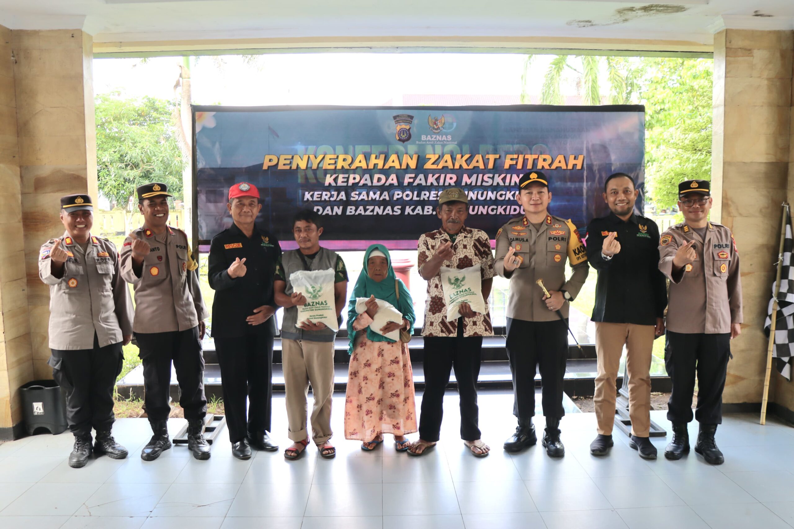 Polres Gunungkidul Bersama Baznas Salurkan 950 Paket Zakat Fitrah untuk Masyarakat