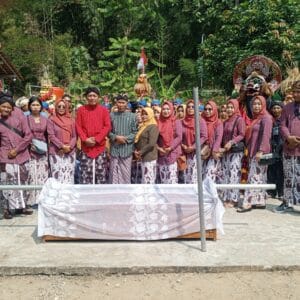 Ratusan Warga Berebut Gunungan Hasil Hasil Bumi di Tradisi Bersih Desa Banyurip Serut