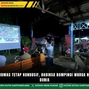 Jaga Kamtibmas Tetap Kondusif, Babinsa Dampingi Warga Nobar Piala Dunia