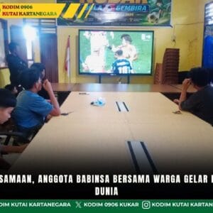 Jaga Kebersamaan, Anggota Babinsa Bersama Warga Gelar Nobar Piala Dunia