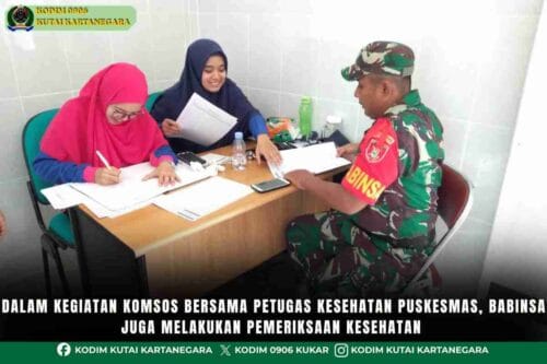 Dalam kegiatan komsos bersama petugas kesehatan Puskesmas, Babinsa juga melakukan pemeriksaan kesehatan