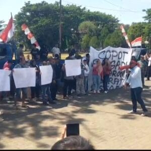 Warga Konarom Barat Desak Bupati Copot Sangadi, Dugaan Perselingkuhan Jadi Sorotan