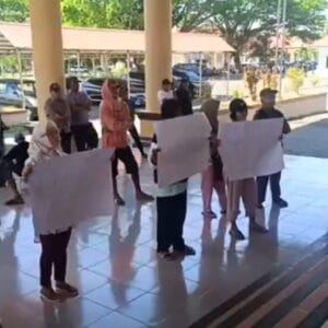 Warga Konarom Barat Desak Bupati Copot Sangadi, Dugaan Perselingkuhan Jadi Sorotan