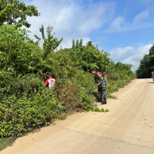 Wujudkan Lingkungan Sehat, Babinsa dan Warga Kompak Gelar Gotong Royong