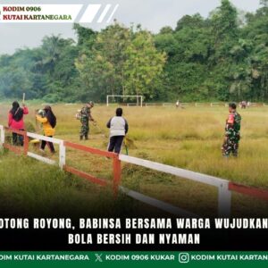 Melalui Gotong Royong, Babinsa Bersama Warga Wujudkan Lapangan Bola Bersih dan Nyaman