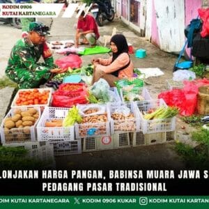 Pantau Lonjakan Harga Pangan, Babinsa Muara Jawa Sambangi Pedagang Pasar Tradisional