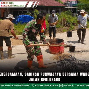 Bangun Kebersamaan, Babinsa Purwajaya Bersama Warga Tambal Jalan Berlubang