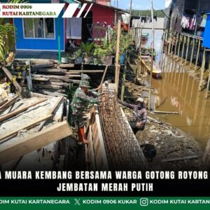 Babinsa Muara Kembang Bersama Warga Gotong Royong Bangun Jembatan Merah Putih