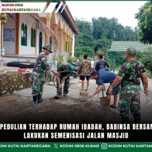 Wujud Kepedulian Terhadap Rumah Ibadah, Babinsa Bersama Warga Lakukan Semenisasi Jalan Masjid