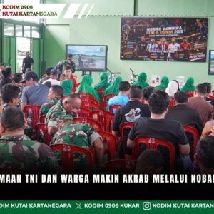 Kebersamaan TNI Dan Warga Makin Akrab Melalui Nobar Bareng