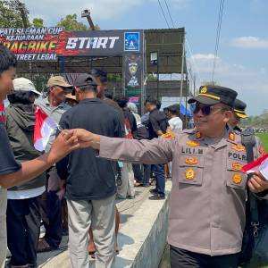 Polresta Sleman Bagikan Bendera Merah Putih, Semarakkan HUT ke-81 Kemerdekaan RI
