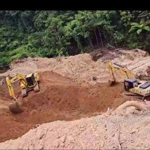 PETI Atoga Makin Menggila, Dua Ekskavator Beroperasi Dekat Sungai — Kapolres Boltim Ditantang Bertindak!