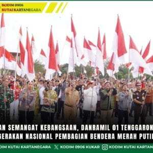 Tanamkan Semangat Kebangsaan, Danramil 01 Tenggarong Hadiri Gerakan Nasional Pembagian Bendera Merah Putih