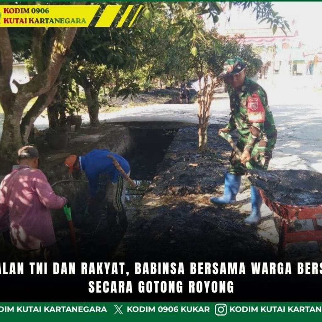 Kemanunggalan TNI dan Rakyat, Babinsa Bersama Warga Bersihkan Parit Secara Gotong Royong
