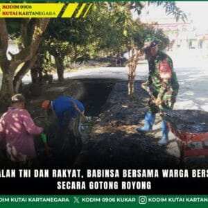 Kemanunggalan TNI dan Rakyat, Babinsa Bersama Warga Bersihkan Parit Secara Gotong Royong