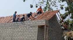 Kepedulian STAK Yogyakarta Tak Berhenti di Bedah Rumah, Gotong Royong Pasang Genteng di Kalasan