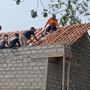 Kepedulian STAK Yogyakarta Tak Berhenti di Bedah Rumah, Gotong Royong Pasang Genteng di Kalasan