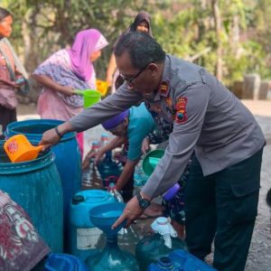 Polres Kebumen Salurkan 15 Ribu Liter Air Bersih ke Tiga Desa