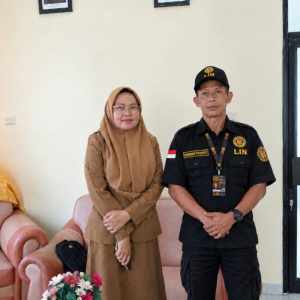 Ketua DPC LIN Mentok tinjau langsung penyaluran bansos beras di Kelurahan Tanjung