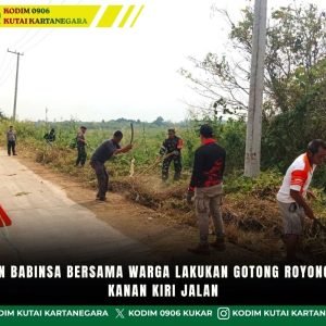 Kekompakan Babinsa Bersama Warga Lakukan Gotong Royong Bersihkan Kanan Kiri Jalan